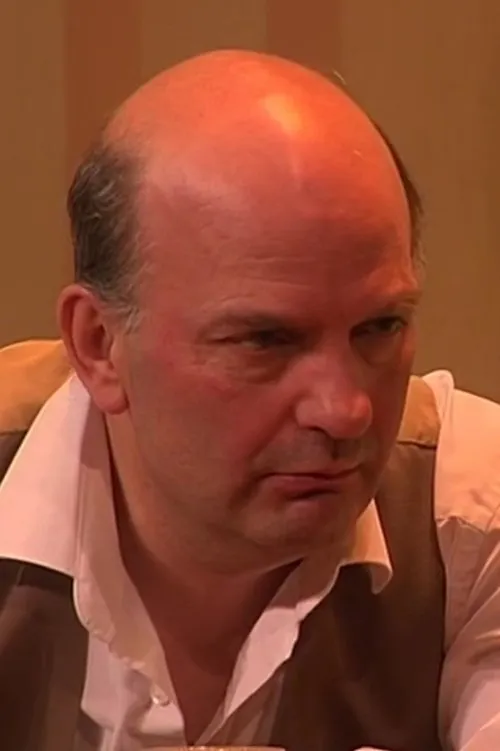 Bernard Lefrancq interpretando a Jean Pequet