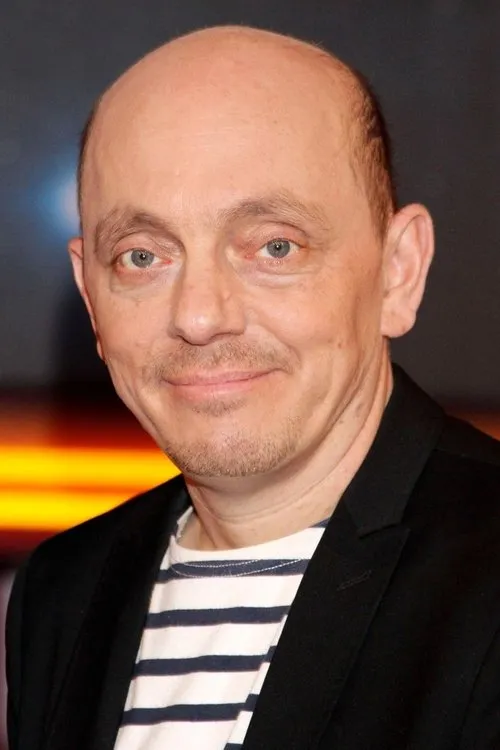 Bernhard Hoëcker — personaje: Self - Panelist