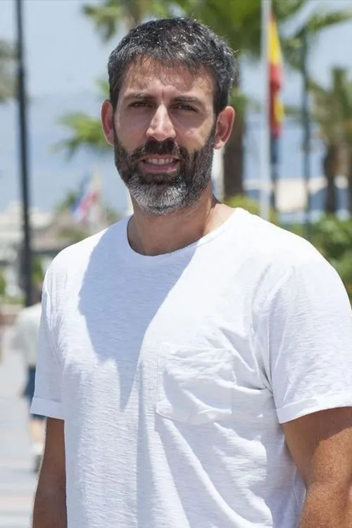 Shay Mitchell ha trabajado con Berni Rodríguez en 1 ocasiones