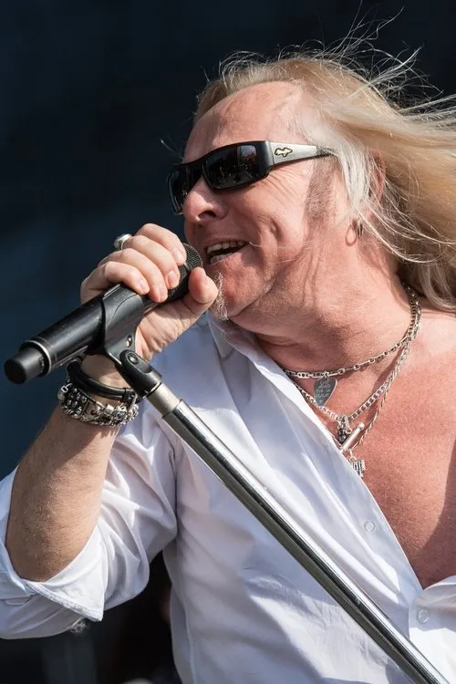 Bernie Shaw interpretando a Self - Vocals