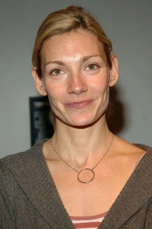 Beth Ehlers interpretando a Mia Braithwaite