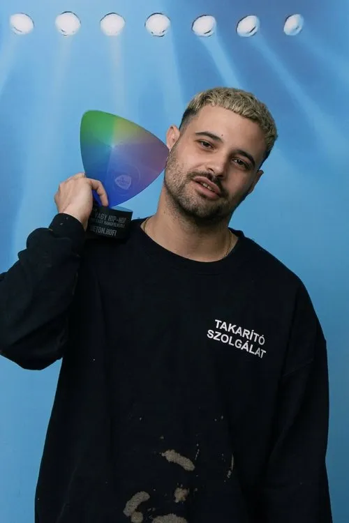 Adél Csobot ha trabajado con Beton.Hofi en 1 ocasiones