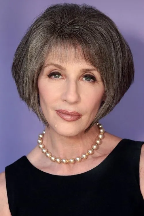 Bettina Devin interpretando a Mrs. Perkins