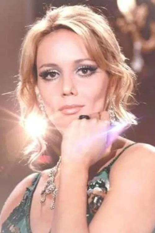 Betty Arvaniti interpretando a 