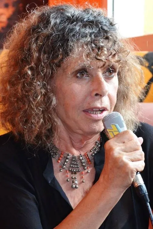 Betty Berr interpretando a Mali