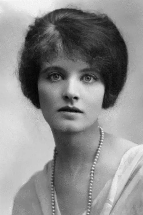 Betty Linley interpretando a Mme. Montgomery