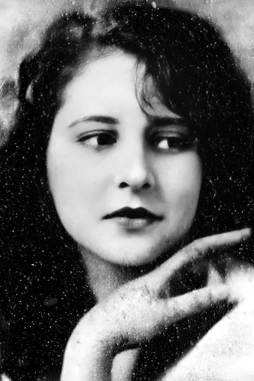 Betty May interpretando a Amy Van Norman