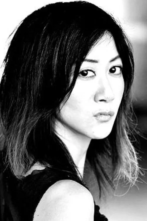 Betty Ouyang interpretando a Ms. Wang