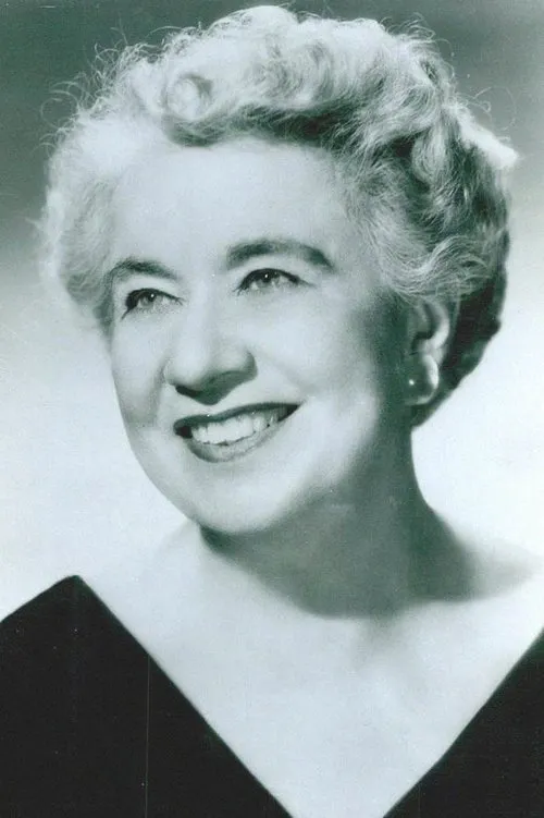 Betty Roadman interpretando a Agatha Larimer