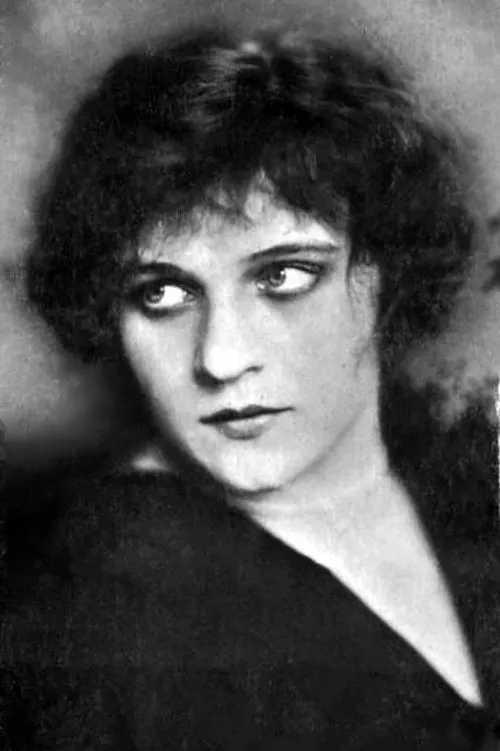 Betty Schade interpretando a The Mysterious Woman