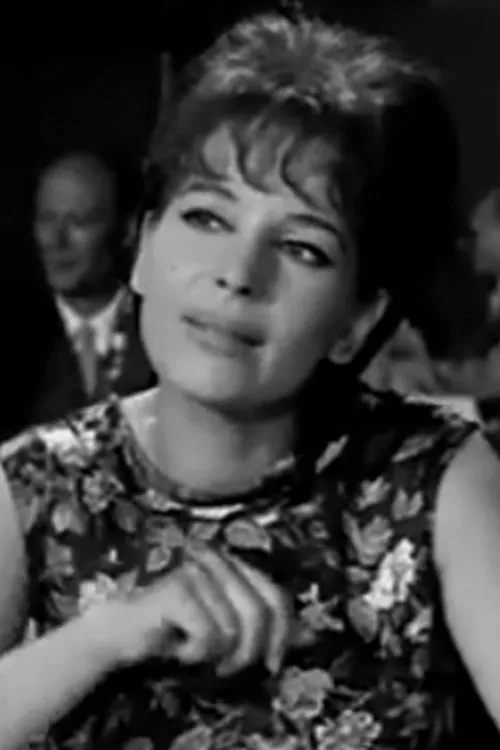 Bety Moshona interpretando a Mrs. Karatsoukala