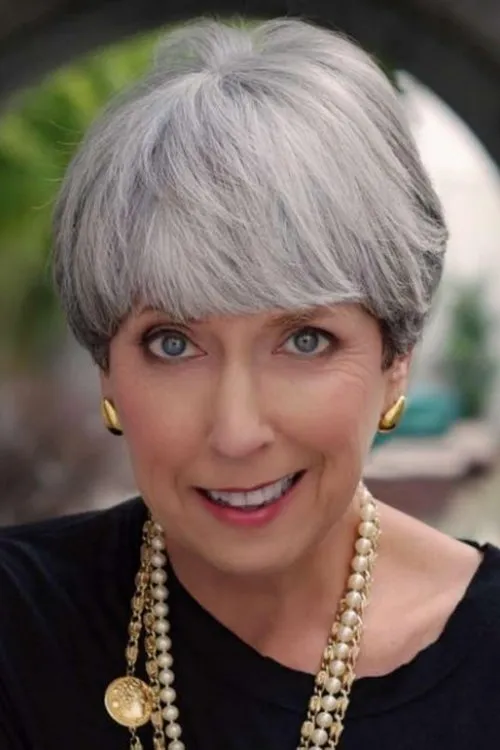 Beverly Archer interpretando a Miss Enid Cook