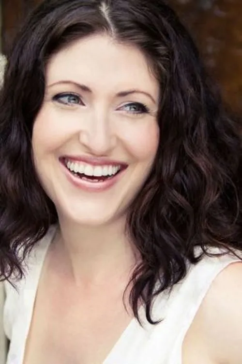 Beverly Hynds interpretando a Queen Amber