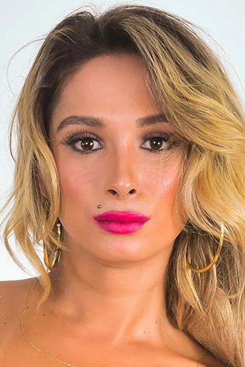 Bianca Hills interpretando a 