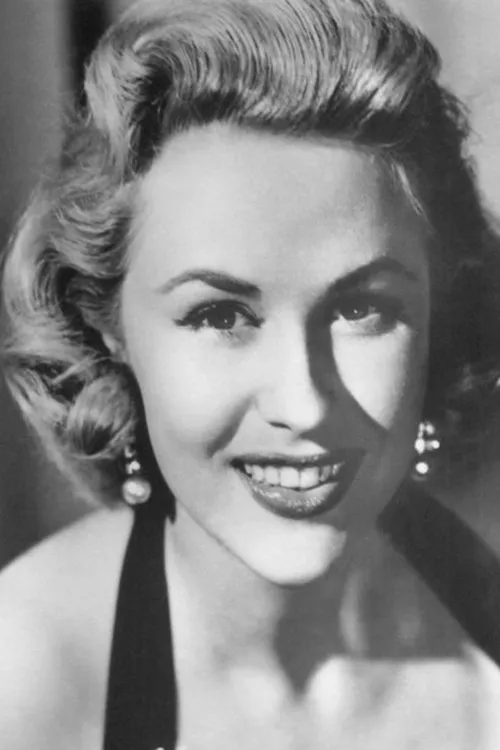 Bibi Johns interpretando a Eva Moretti