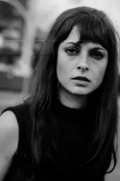 Bibi Vogel interpretando a 