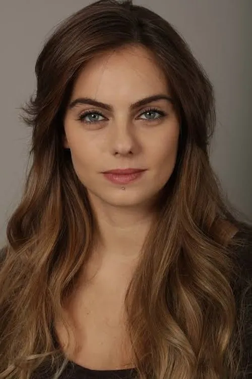 Biğkem Karavus interpretando a 