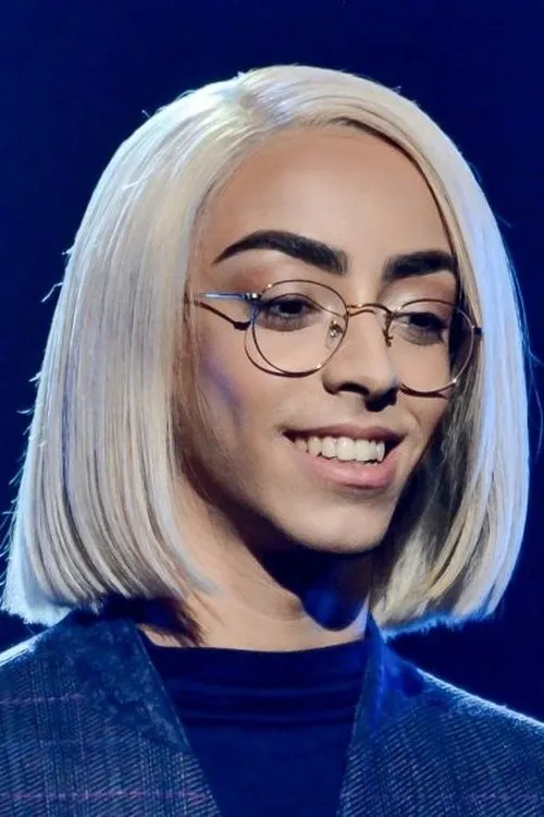 Bilal Hassani interpretando a Self - queer singer