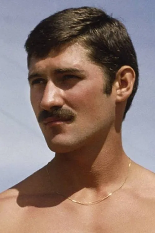 Bill Adams interpretando a