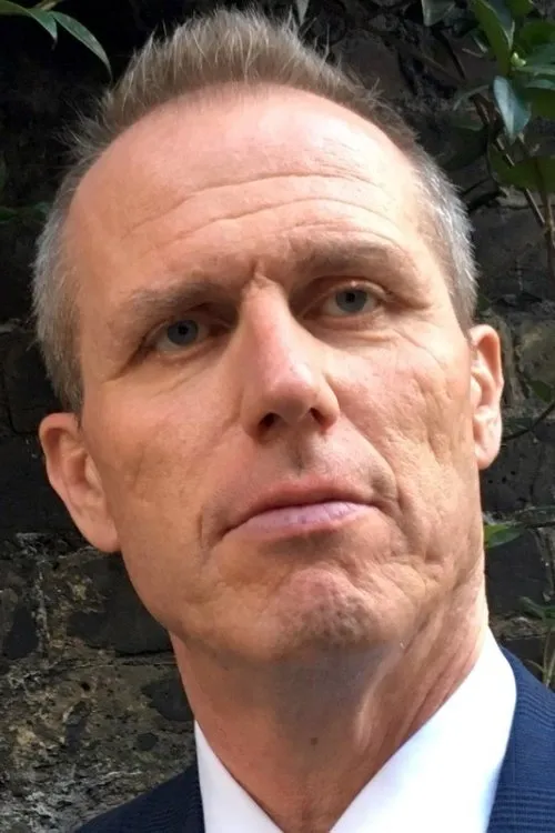 Bill Cashmore interpretando a Ches