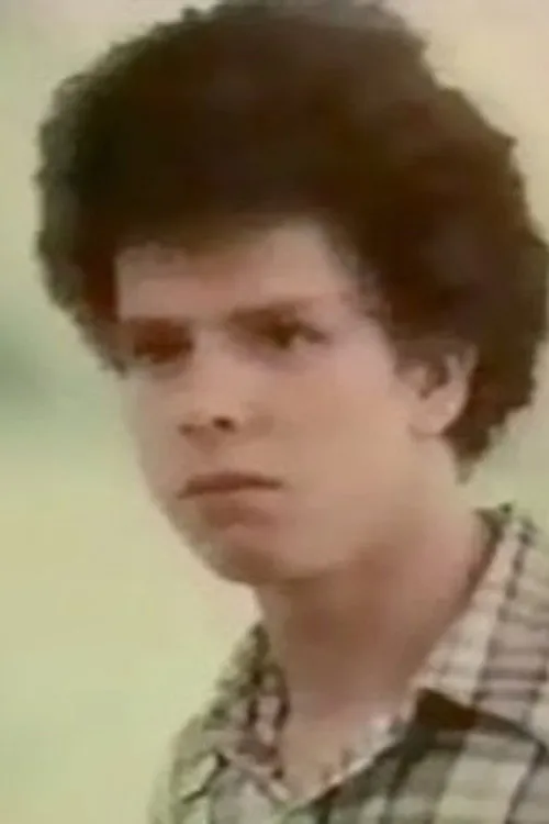 Bill Cort interpretando a Fred Turner