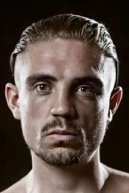 Billy Allington interpretando a Self