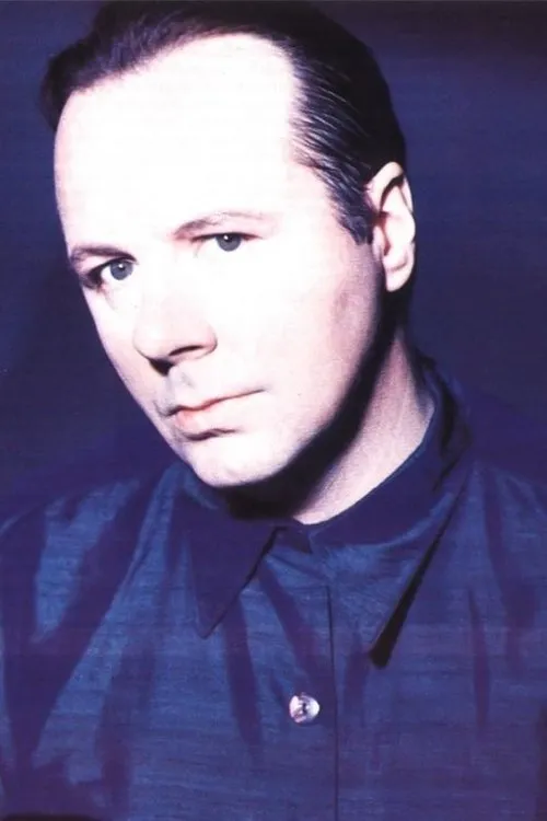 Billy Currie interpretando a Himself