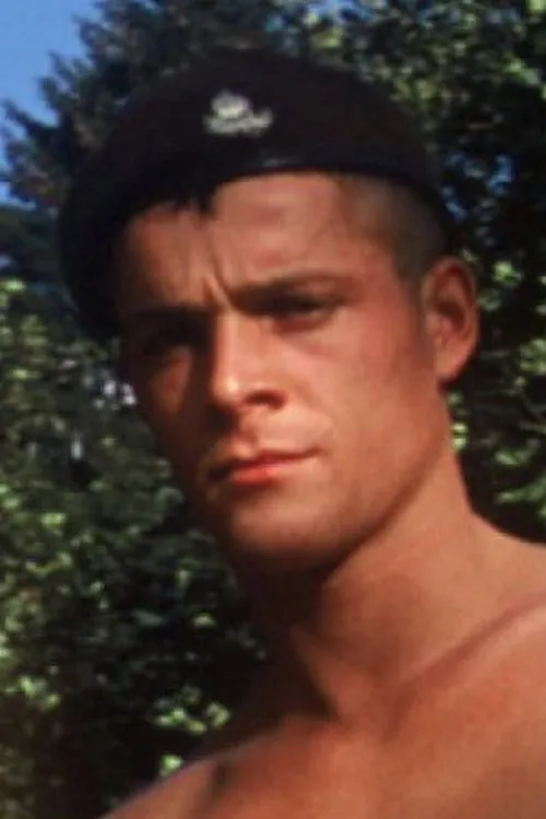 Billy Forest interpretando a Private Soldier