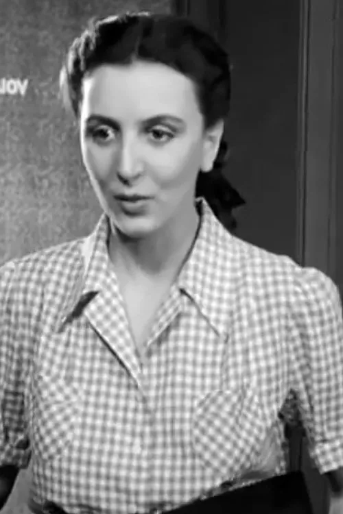 Billy Konstadopoulou interpretando a Anna Lardi