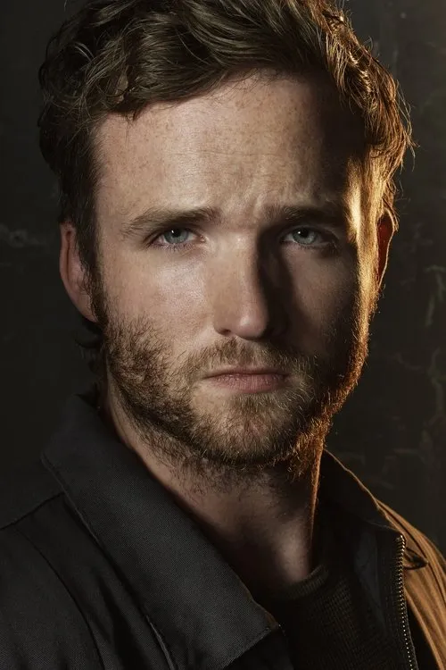 Billy Lush interpretando a Chick