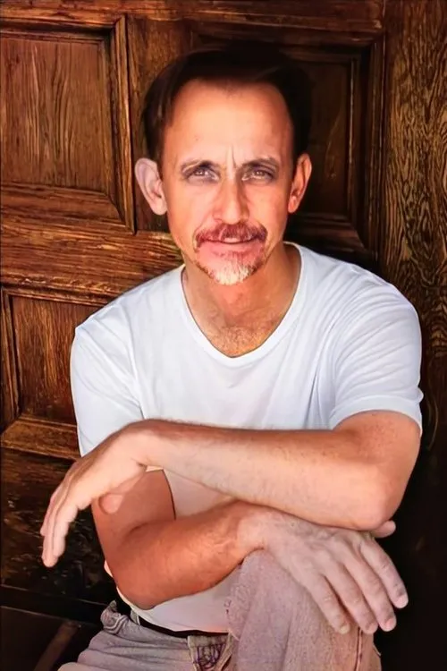 Billy Mott interpretando a Eddie