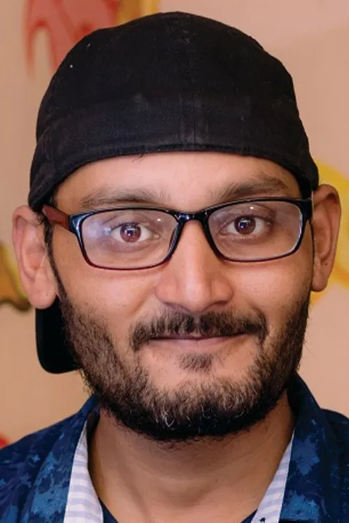 Bipin Karki interpretando a Phanindra Timilsina