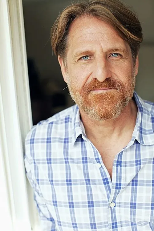 Bjorn Johnson interpretando a Master Liu (voice)