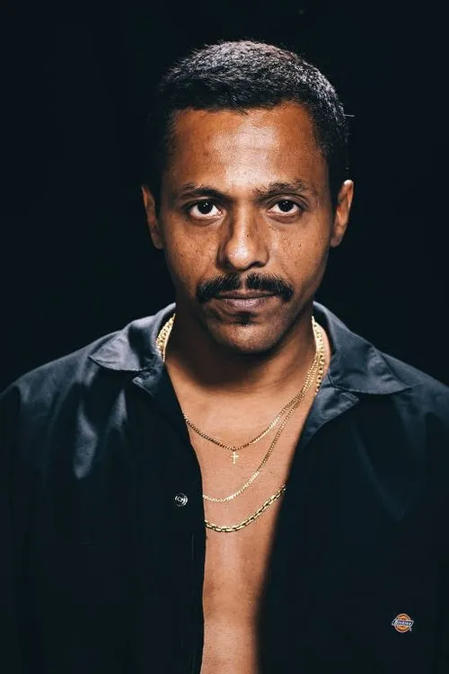 Black Alien interpretando a himself