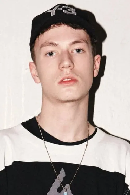 Bladee interpretando a Self