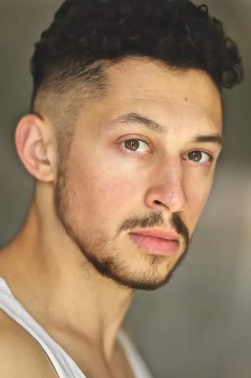 Blain Neale interpretando a J