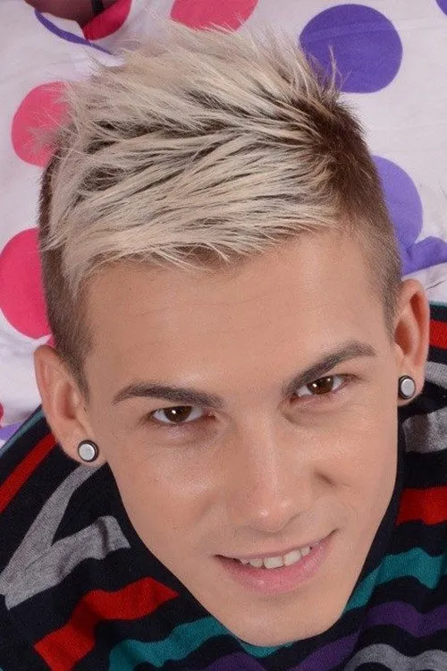 Blake Hanson interpretando a