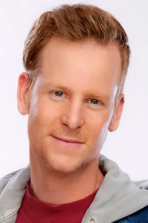 Blake Jeremy Collins interpretando a Freckles