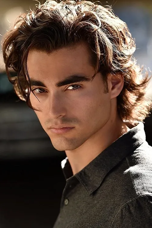 Blake Michael interpretando a Charlie