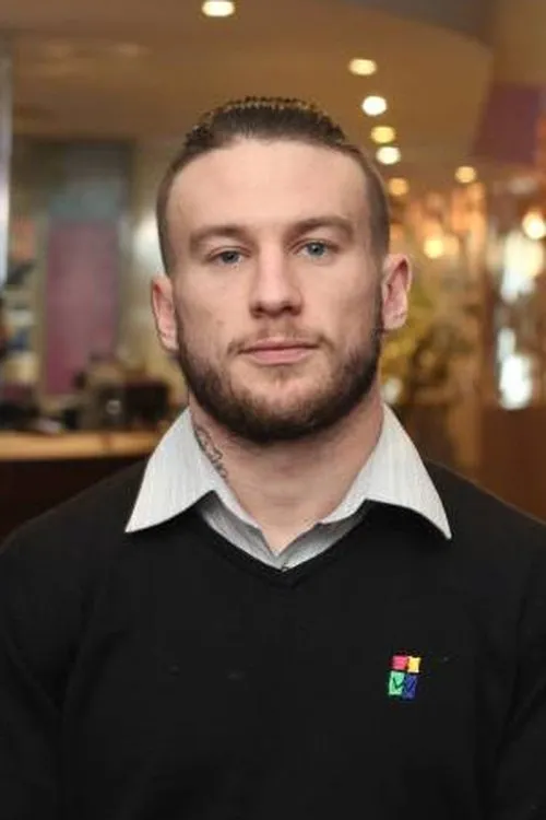 Blake Minto interpretando a Self