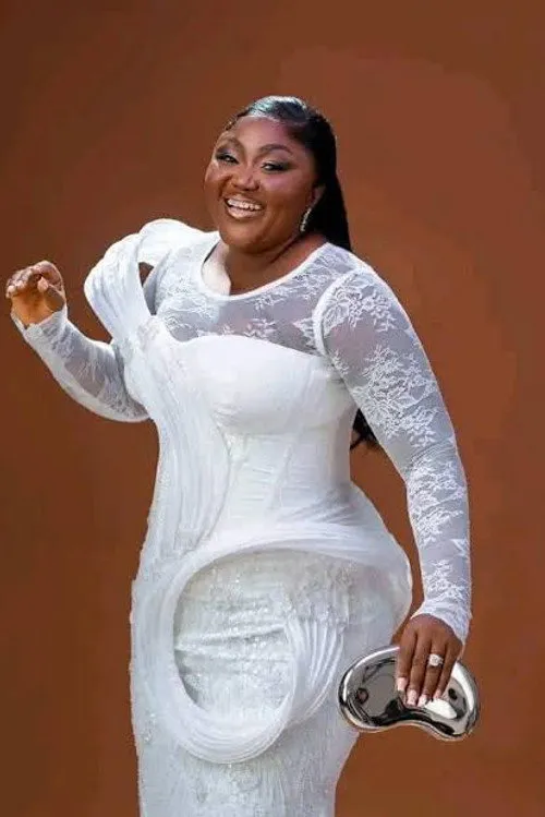 Blessing Jessica Obasi-Nze interpretando a Detective Ofure