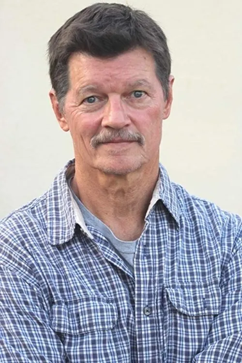 Bo Kane interpretando a Captain Rogers