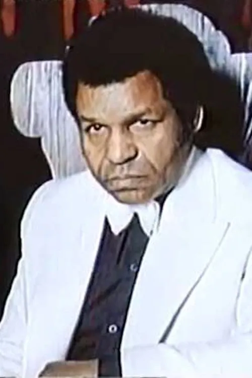 Боб Цымба interpretando a Jackson