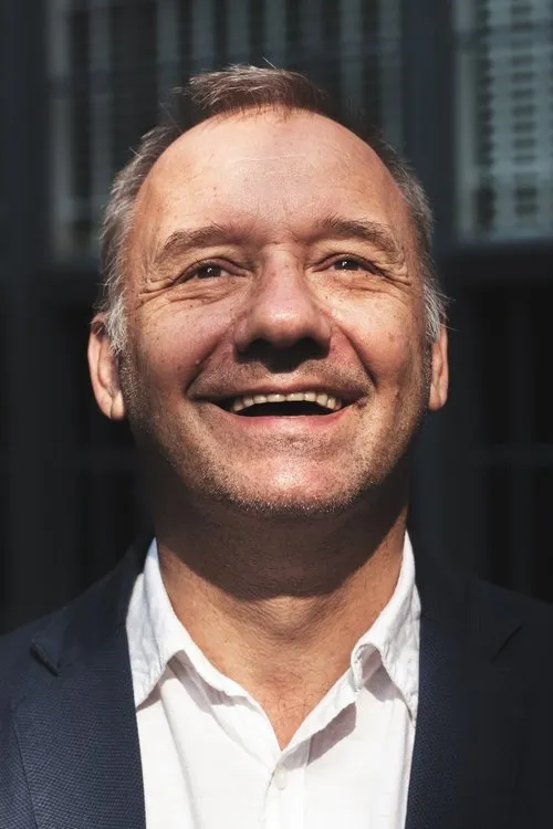 Bob Mortimer interpretando a Self