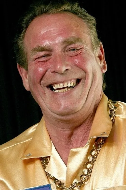 Bobby George interpretando a Self - Presenter