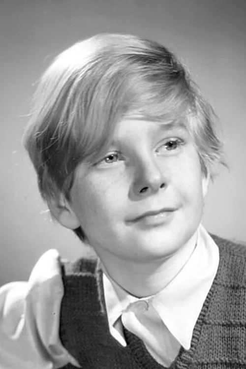 Bobby Henrey interpretando a Sebastian Giro