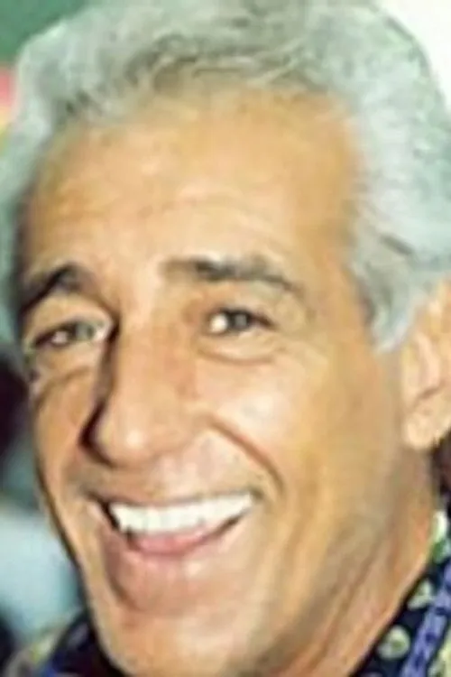 Bobby Hollander interpretando a