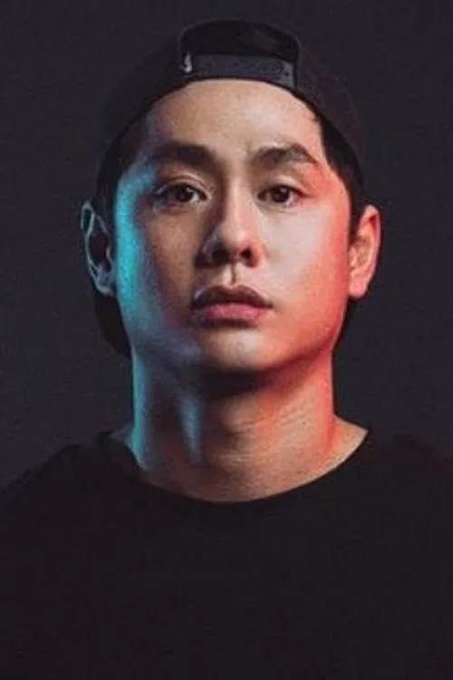 Bobby Samuel interpretando a Erik