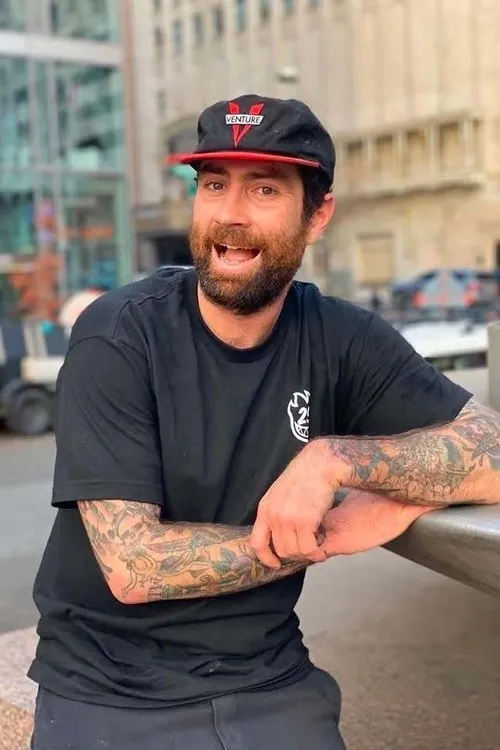 Bobby Worrest interpretando a Nolan Knox