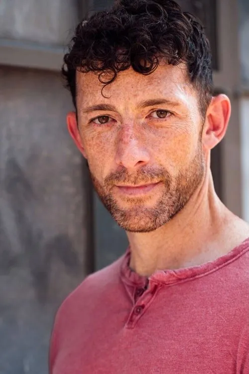 Bodhi Rader interpretando a Detective James